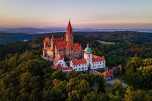 Hrad Bouzov obklopený lesy, jeden z nejkrásnějších pohádkových hradů na Moravě