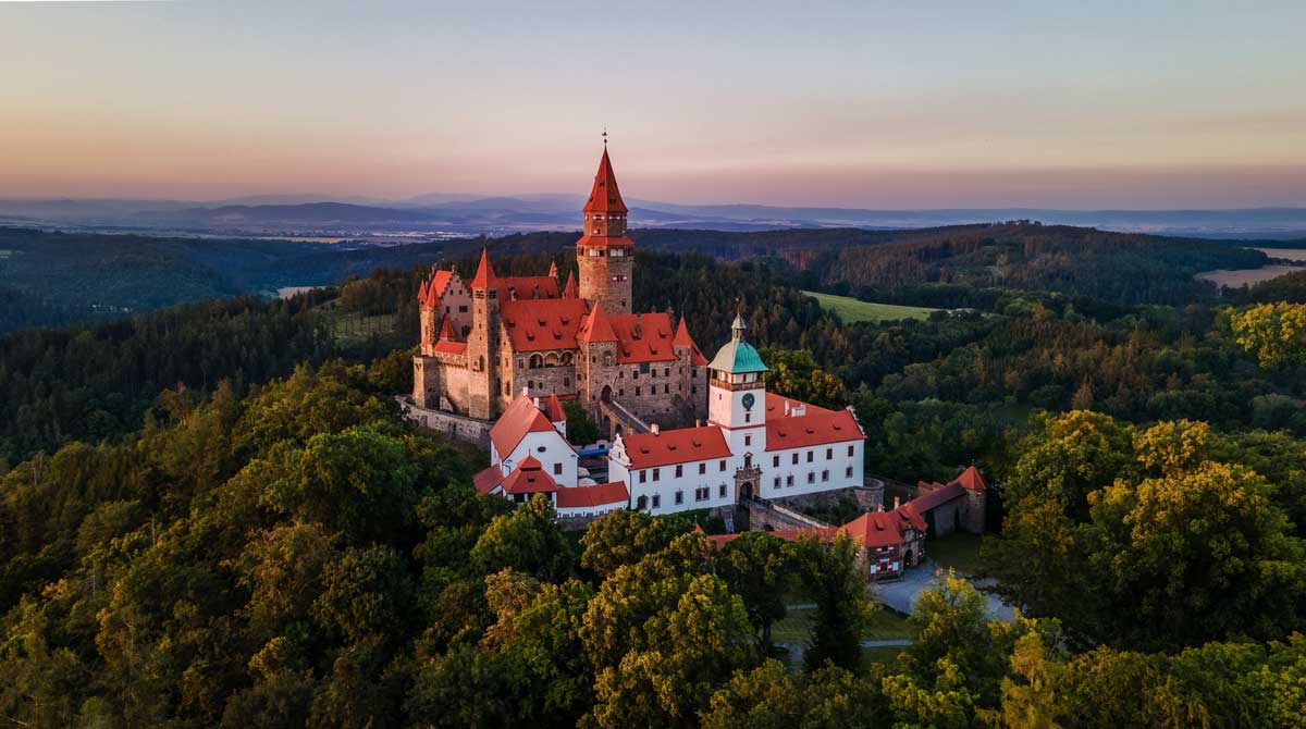 Hrad Bouzov obklopený lesy, jeden z nejkrásnějších pohádkových hradů na Moravě