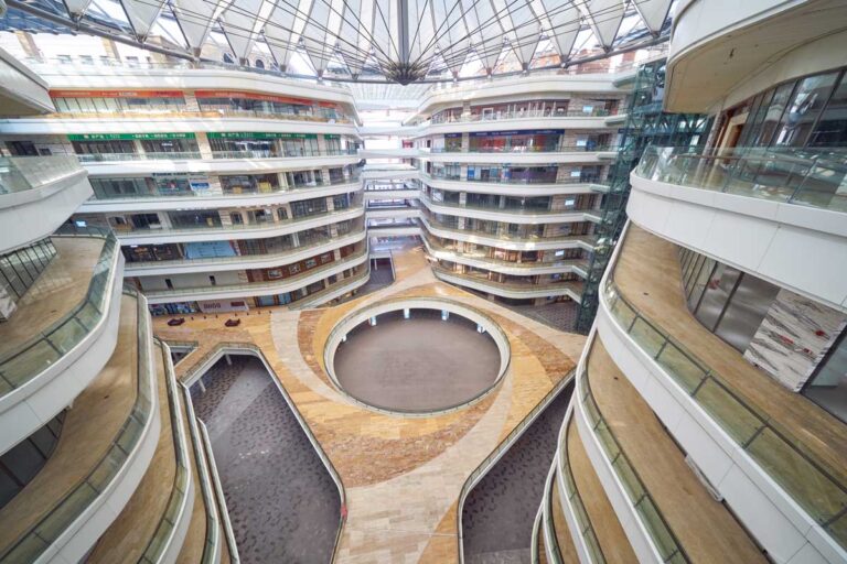 Interiér nevyužívaného obchodního centra ve městě duchů Foshan.