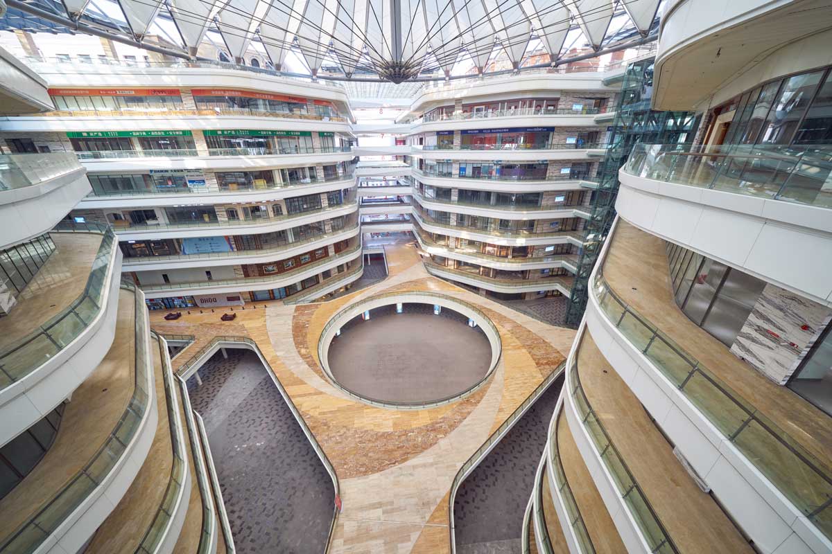 Interiér nevyužívaného obchodního centra ve městě duchů Foshan.