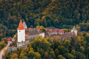 Hrad Křivoklát nad řekou Berounkou, historická dominanta středních Čech.
