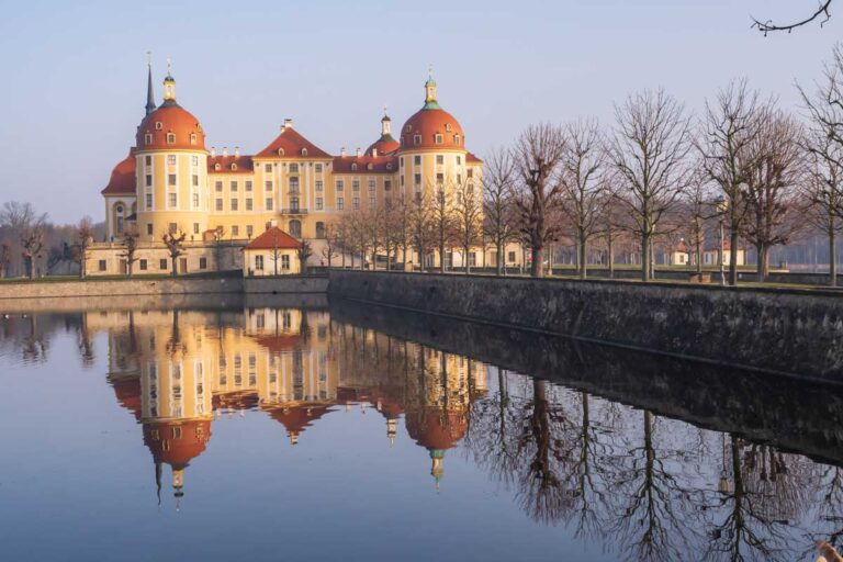 Zámek Moritzburg obklopený lesy a rybníky v Sasku, známý z pohádky Tři oříšky pro Popelku