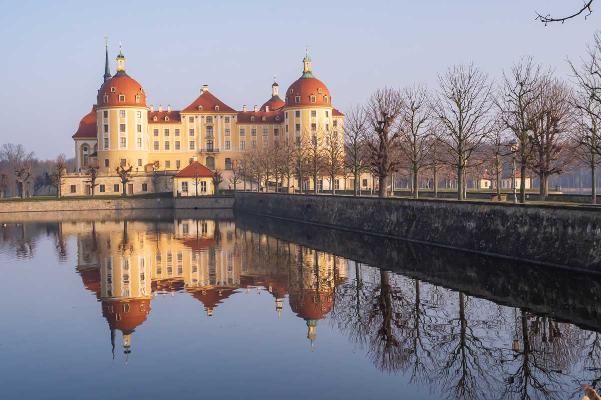 Zámek Moritzburg obklopený lesy a rybníky v Sasku, známý z pohádky Tři oříšky pro Popelku