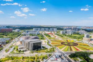 Letecký pohled na rozlehlé urbanistické centrum Ordosu s minimem obyvatel.