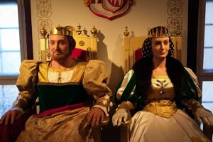 Filmové kostýmy z pohádky Tři oříšky pro Popelku vystavené v interiéru zámku