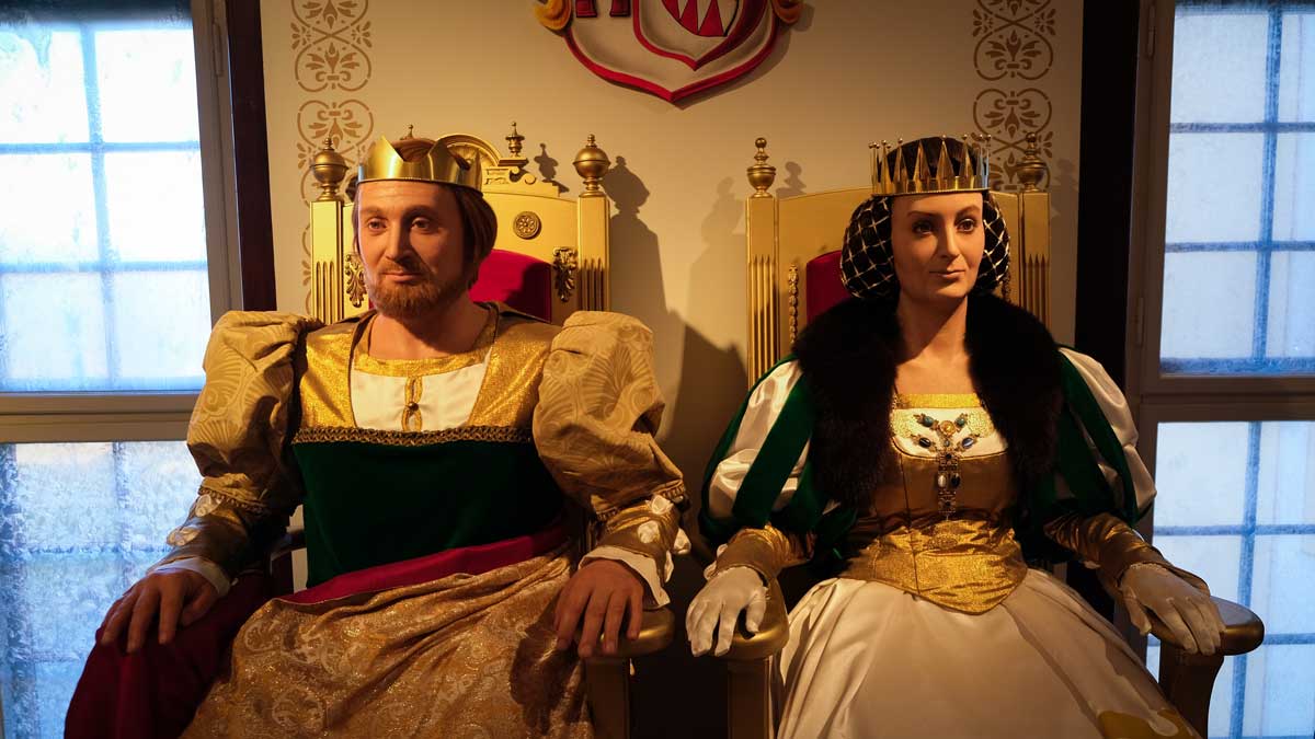 Filmové kostýmy z pohádky Tři oříšky pro Popelku vystavené v interiéru zámku