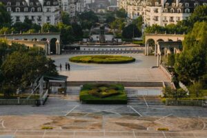 Obytné domy v Tianduchengu postavené ve stylu pařížské architektury.