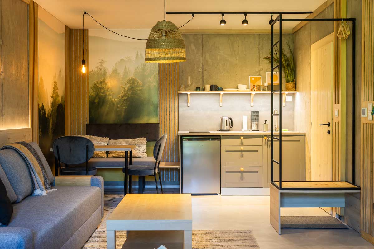 Apartmán s kuchyňským koutem a lesní fototapetou