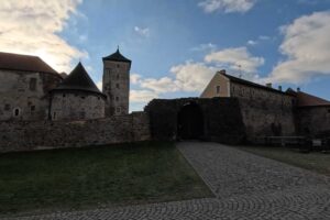 Hradní brána vodního hradu Švihov, kudy projížděl královský průvod ve filmu Tři oříšky pro Popelku