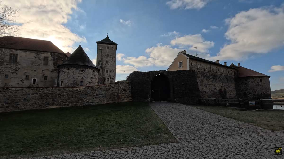 Hradní brána vodního hradu Švihov, kudy projížděl královský průvod ve filmu Tři oříšky pro Popelku