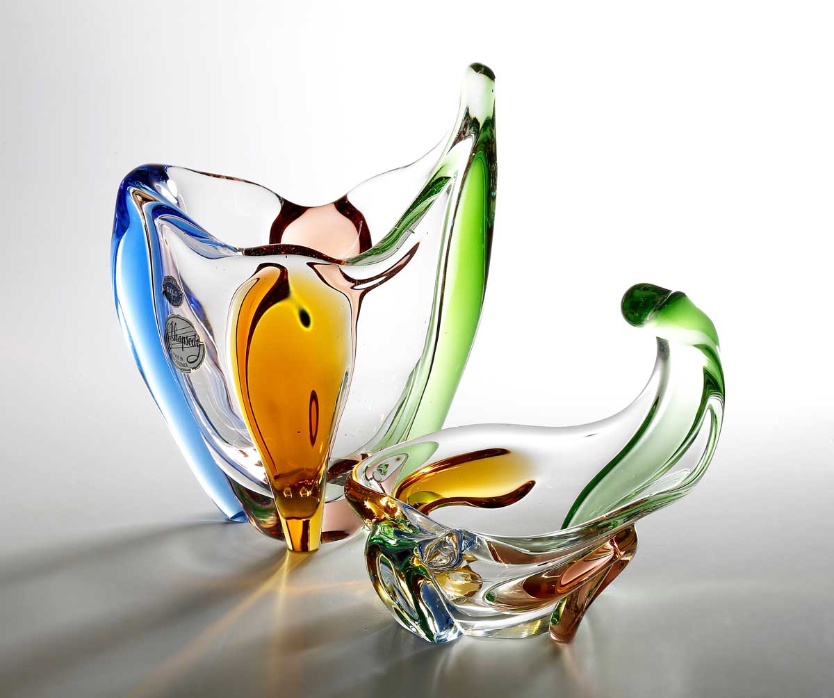 Ručně foukané české skleněné objekty hrají barvami a působí jako elegantní dekorativní solitéry