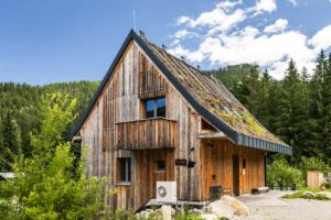 Horská chata se zelenou rozchodníkovou střechou