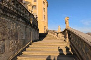 Barokní schodiště zámku Moritzburg, kde Popelka ztrácí střevíček