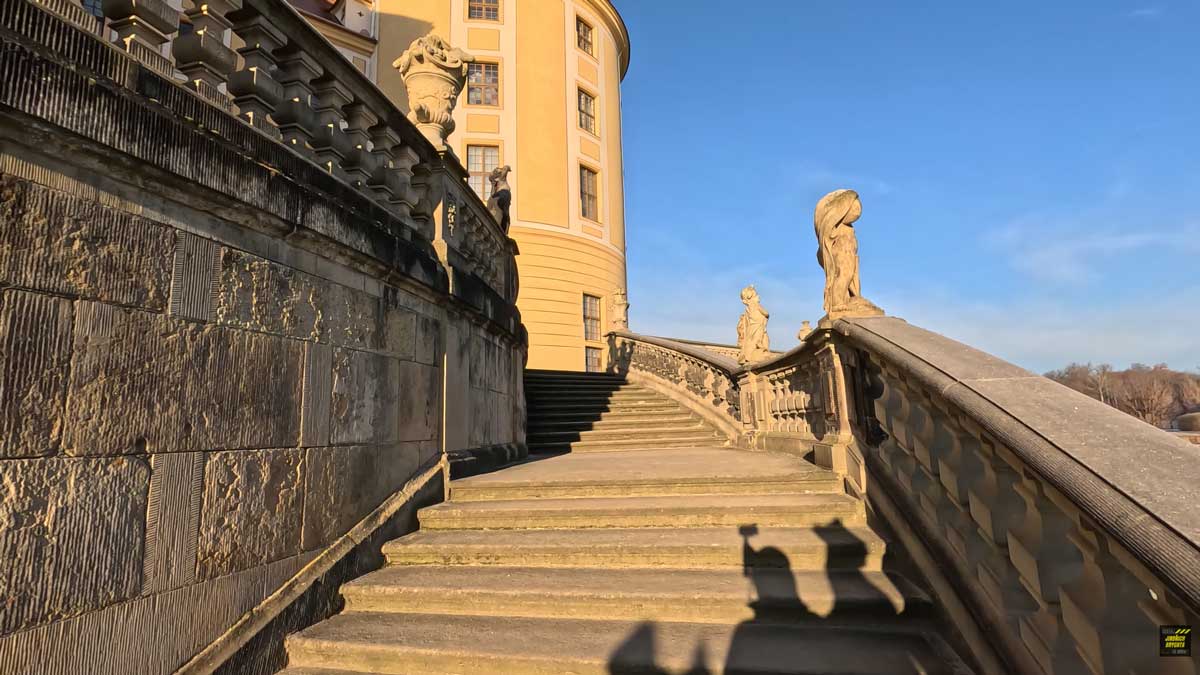Barokní schodiště zámku Moritzburg, kde Popelka ztrácí střevíček