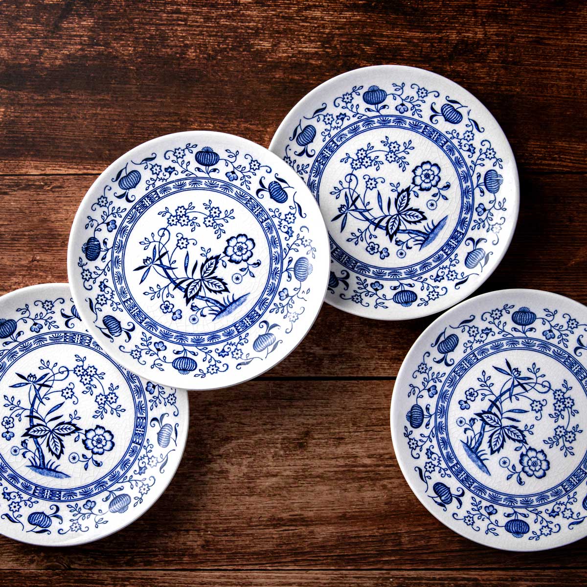 Detail tradičního cibulového vzoru na porcelánovém talíři v modrobílé kombinaci s typickými stylizovanými motivy