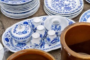 Souprava porcelánového nádobí s cibulovým vzorem v modré a bílé barvě, talíře a drobné servírovací kusy