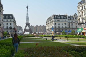 Výhled na čínskou kopii Eiffelovy věže v Tianduchengu, obklopenou obytnými bloky.