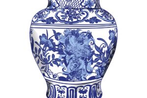 Čínská váza z modrobílého porcelánu s bohatým květinovým dekorem a jemnou ruční kresbou typickou pro tradiční čínskou keramiku