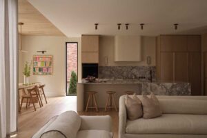 Otevřený obytný prostor propojující kuchyň, jídelnu a obývací pokoj