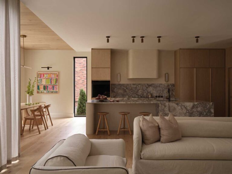 Otevřený obytný prostor propojující kuchyň, jídelnu a obývací pokoj