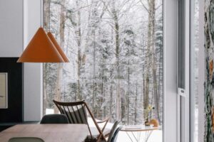 Denní zóna se otevírá do krajiny a nechává interiér dýchat skrze velkorysé prosklení.