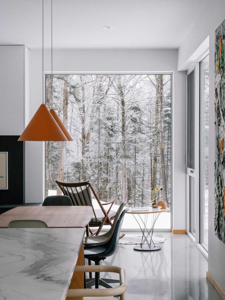 Denní zóna se otevírá do krajiny a nechává interiér dýchat skrze velkorysé prosklení.