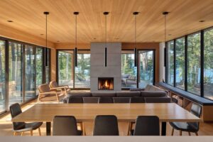 Pohled z kuchyně do obývacího prostoru s výhledem na les a jezero