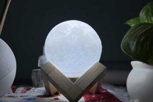 Zářivá dekorativní lampička ve tvaru měsíce vytváří jemné světlo a intimní atmosféru