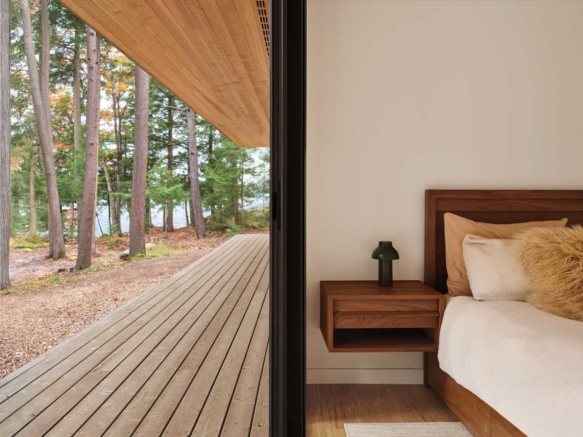 Ložnice s přímým vstupem na dřevěnou terasu mezi stromy