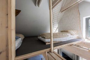 Podkrovní loft s dětskými postelemi a ochrannou sítí