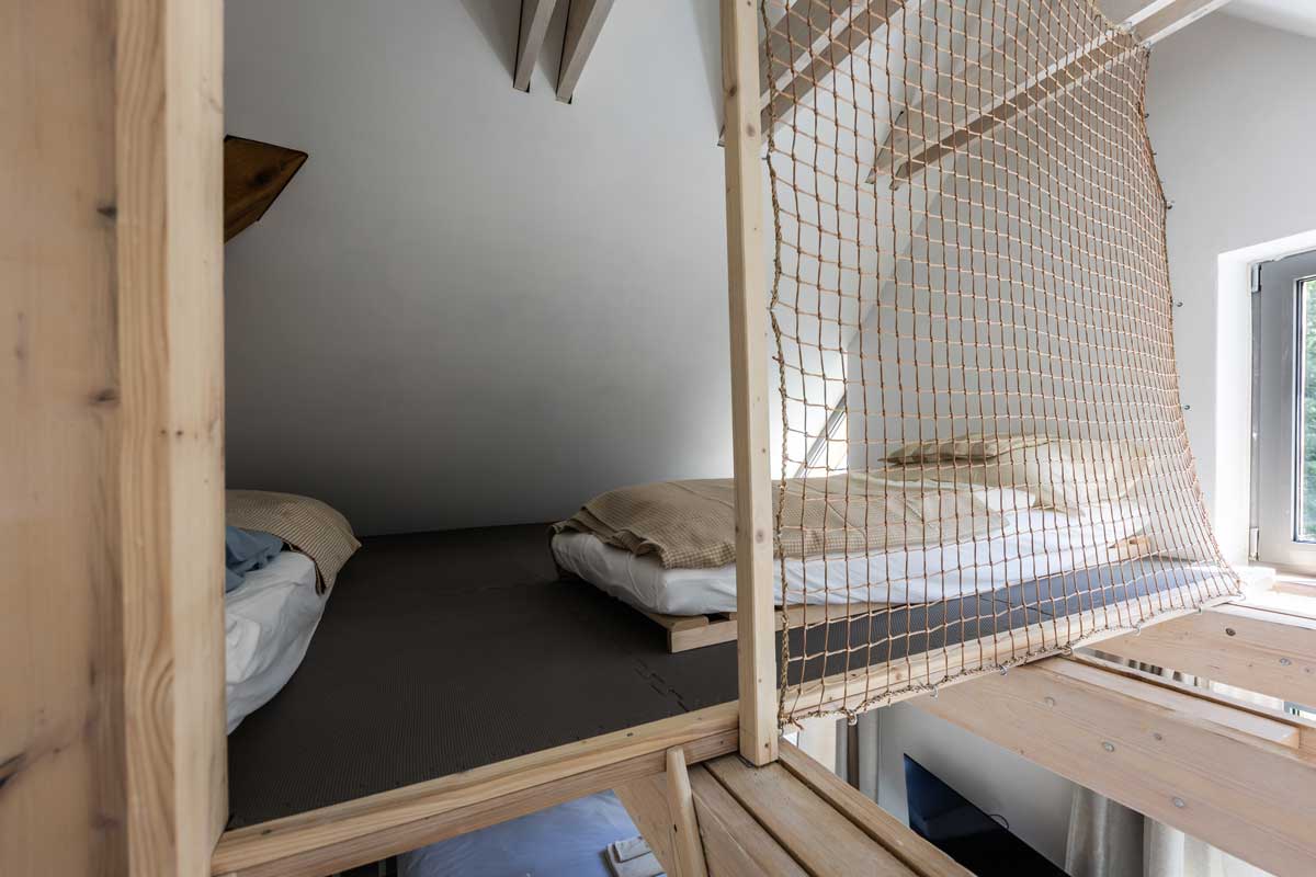 Podkrovní loft s dětskými postelemi a ochrannou sítí