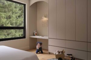 Dětský pokoj s vestavěnými skříněmi, pracovním koutem a oknem do zeleně