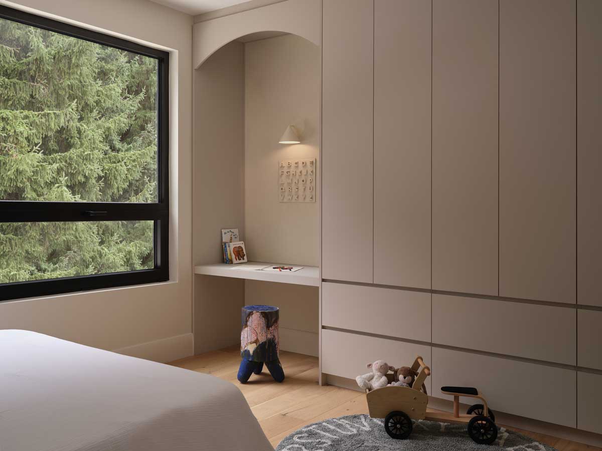 Dětský pokoj s vestavěnými skříněmi, pracovním koutem a oknem do zeleně