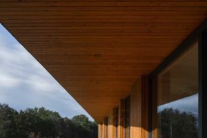 Rozsáhlá dřevěná terasa navazující na obytné místnosti domu