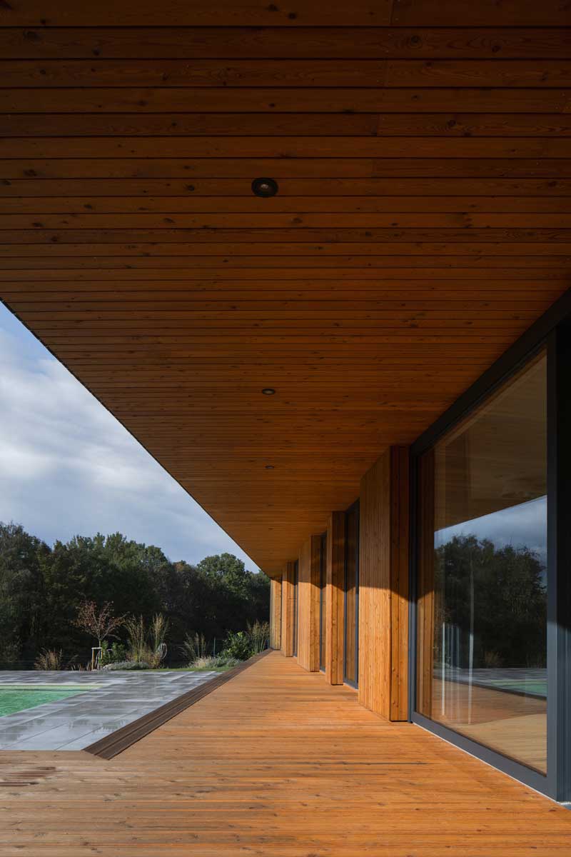 Rozsáhlá dřevěná terasa navazující na obytné místnosti domu