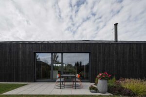 Terasa orientovaná do zahrady s venkovním posezením a klidným zákoutím