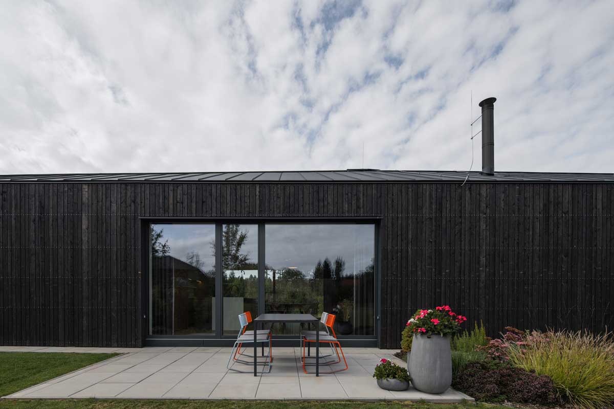 Terasa orientovaná do zahrady s venkovním posezením a klidným zákoutím