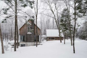 Terén a potok určily jeho podobu. Rustikální dům v lese, kde hlavní roli hrají světlo, voda a ticho