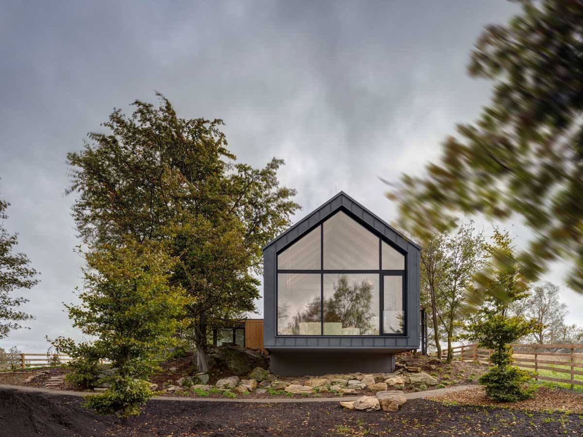 Z cestovatelů chalupáři. Navzdory sněhu i vzdálenosti si na samotě v Krušných horách postavili dům, který se stal domovem