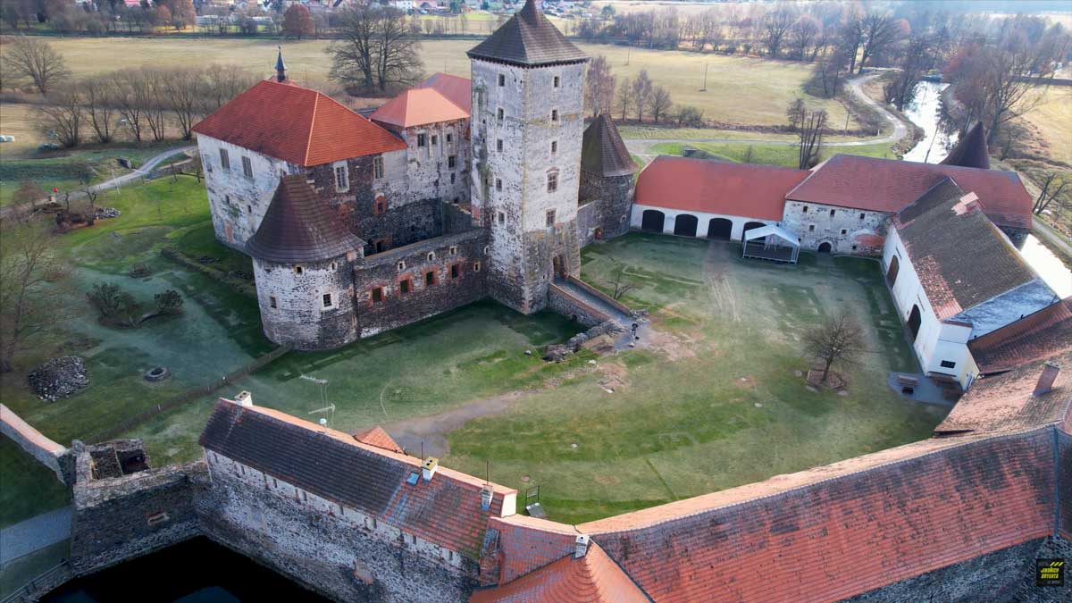 Letecký pohled na vodní hrad Švihov a jeho nádvoří