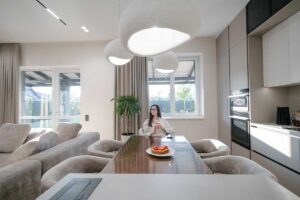 Moderní, otevřený interiér propojující obývák a kuchyň – prostor navržený pro extroverty.