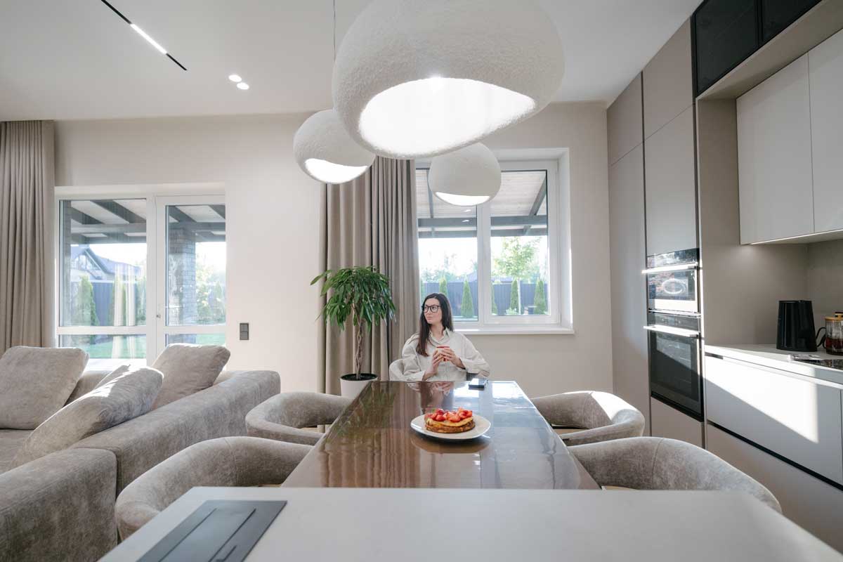 Moderní, otevřený interiér propojující obývák a kuchyň – prostor navržený pro extroverty.