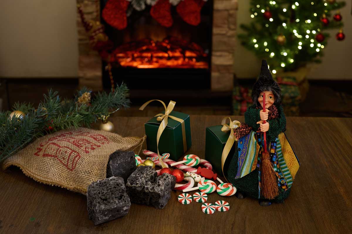 Italská vánoční tradice La Befana kdy čarodějnice přilétá komínem a nechává hodným dětem sladkosti a ovoce.