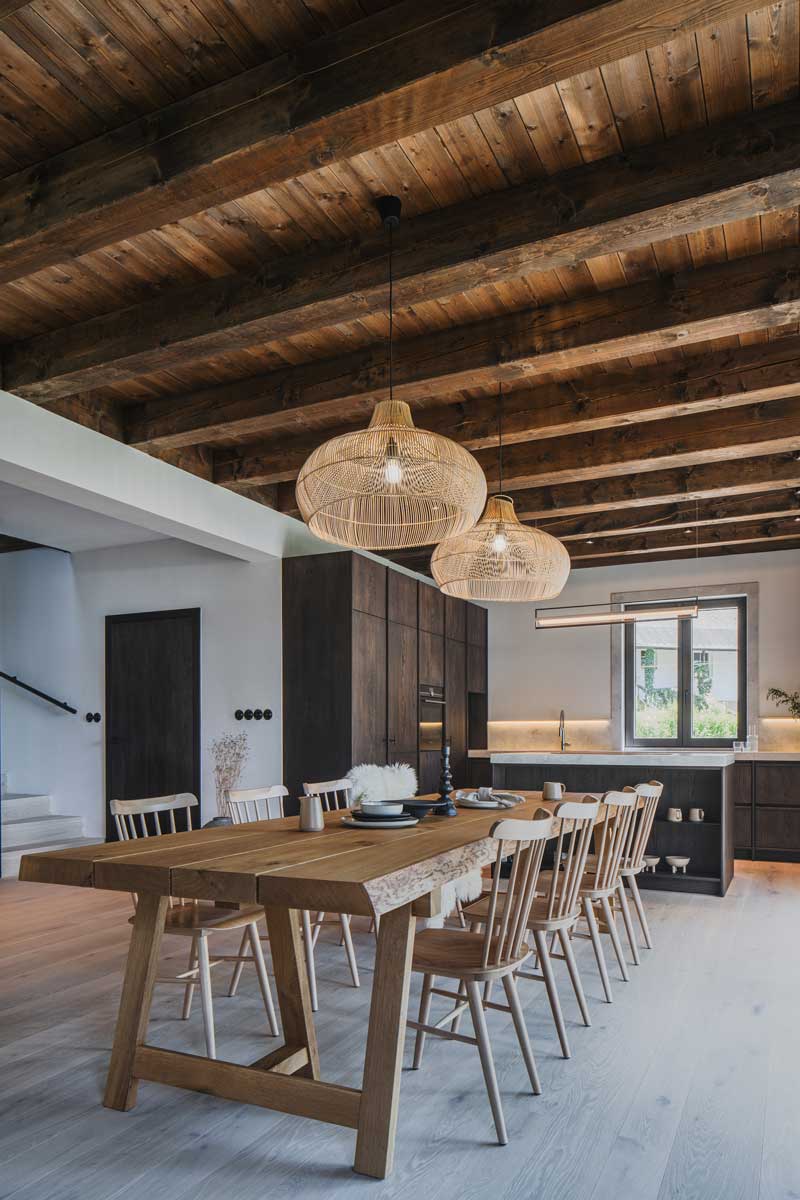 Jídelna s masivním stolem, dřevěnými židlemi a přírodním světlem v chalupě