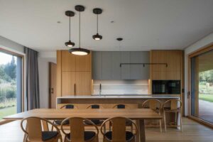 Pohled na jídelní stůl a kuchyni z dubového dřeva s velkými okny a výhledem do zahrady