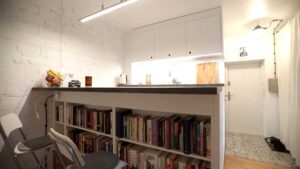 Garsonka o 20 m²? Adam s Magdou do ní schovali postel v šuplíku, šatnu i kino na stropě