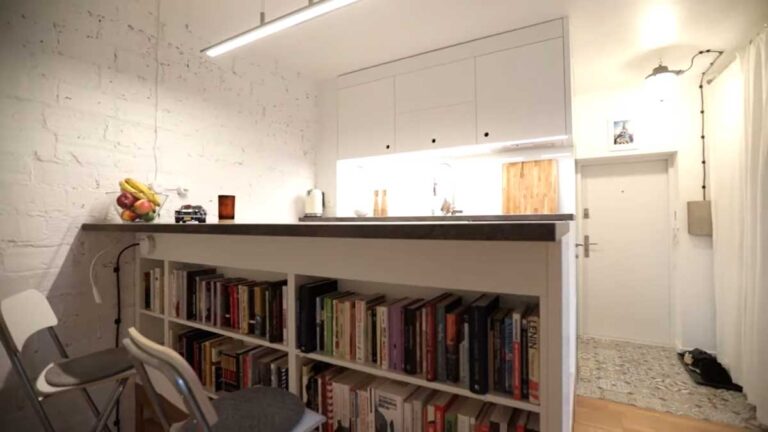 Jídelní pult s pracovní deskou a bílou knihovnou v podstavci.