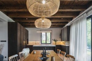 Masivní dřevěný jídelní stůl v moderní chalupě s přírodními materiály