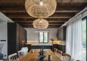 Roubenka v přestrojení, aby zapadla do Jizerských hor. Uvnitř hřejí kachlová kamna a dubový masiv na míru