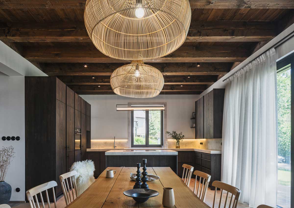 Masivní dřevěný jídelní stůl v moderní chalupě s přírodními materiály